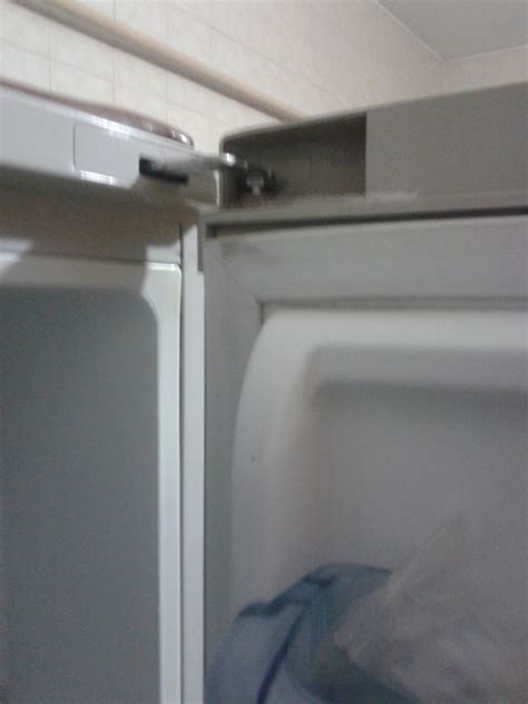 buzdolabının alt kapağını kapatınca üst kapağı açılıyor
